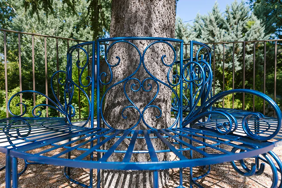 la-grande-du-luberon-vakantiehuis-provence-brocante Bankje bij de Villa La Grande Dame du Luberon