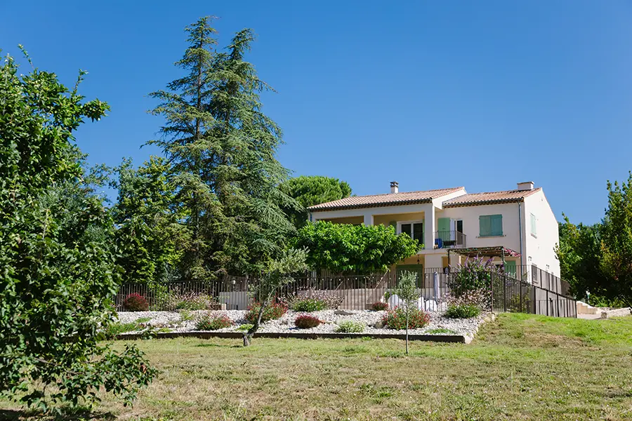 la-grande-du-luberon-vakantiehuis-provence-tuin De tuin van de Villa La Grande Dame du Luberon