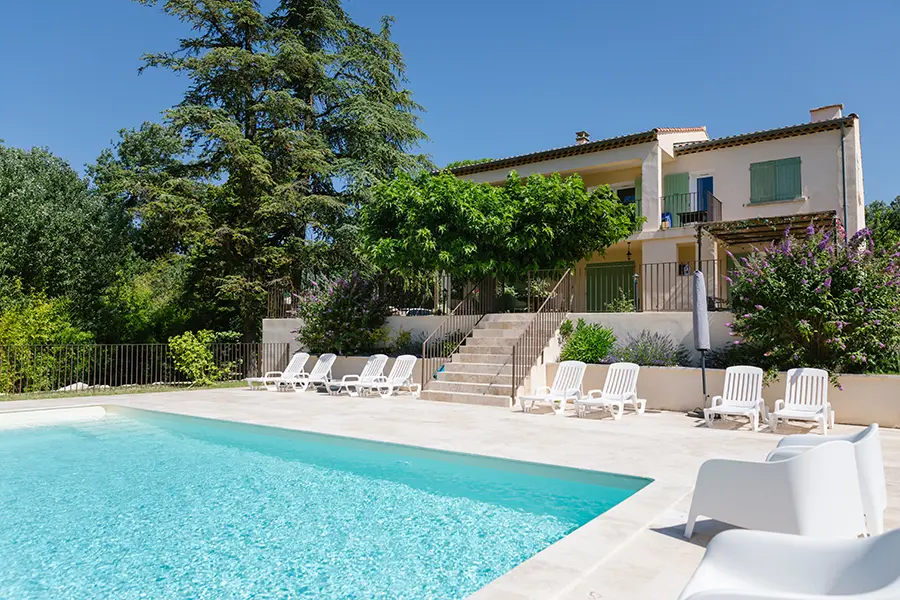 Het zwembad van het vakantiehuis La Grande Dame du Luberon Het zwembad van de Villa La Grande Dame du Luberon