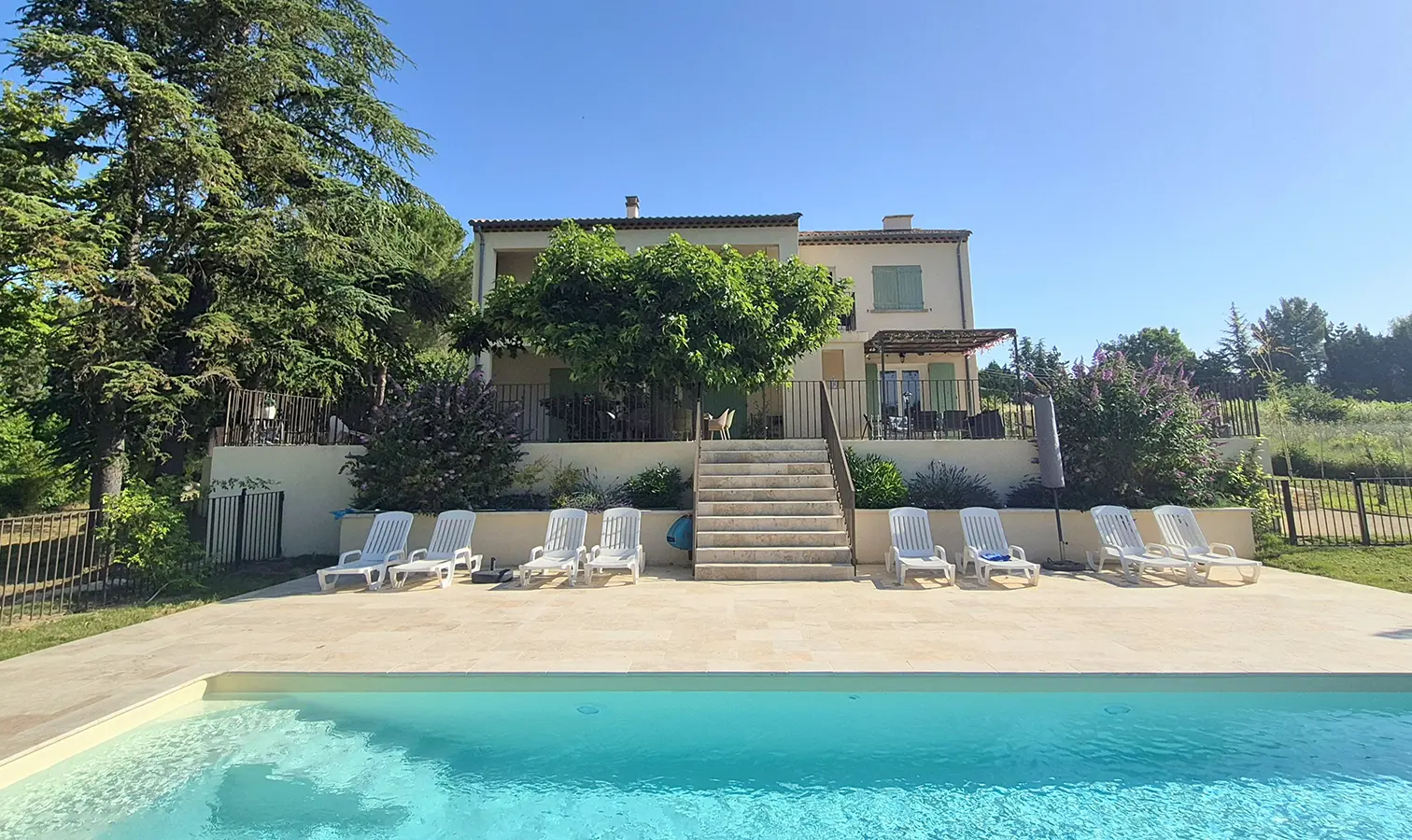 Het zwembad en achterkant de Villa La Grande Dame du Luberon